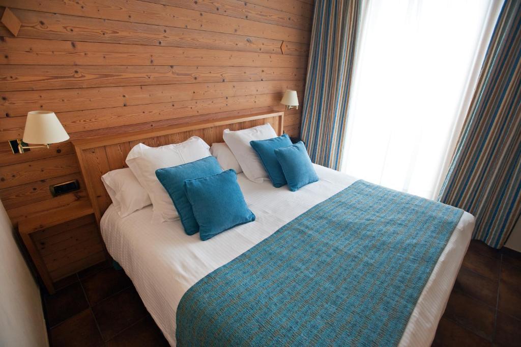 Hotel La Placa Garriguella Habitación foto