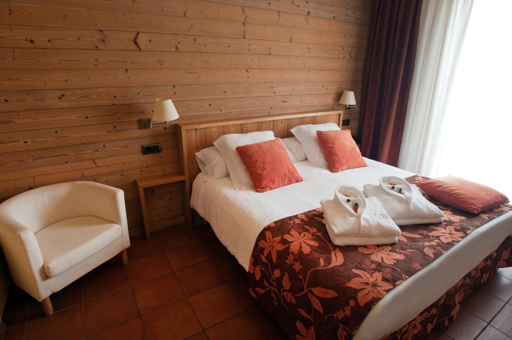 Hotel La Placa Garriguella Habitación foto